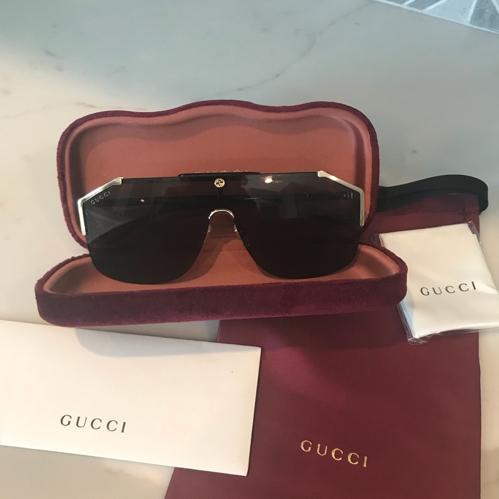 Gucci black shield sunglasses π₯π₯π₯π₯ - Picture 7 of 8